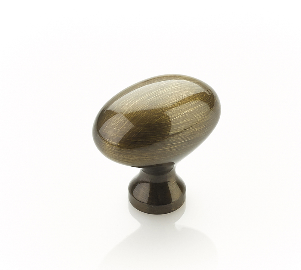 Schaub Traditional, 1-3/8 Inch Oval, Antique Light Brass Knob